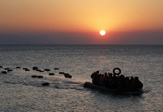 Elsüllyedt egy menekülteket szállító hajó – legalább 13-an meghaltak