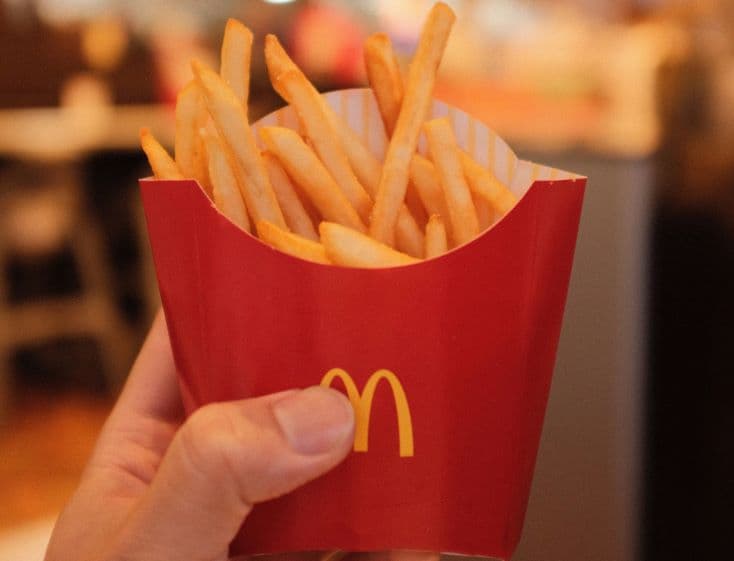 Illatos óriásplakátokkal népszerűsíti sült krumpliját a McDonald's (VIDEÓ)