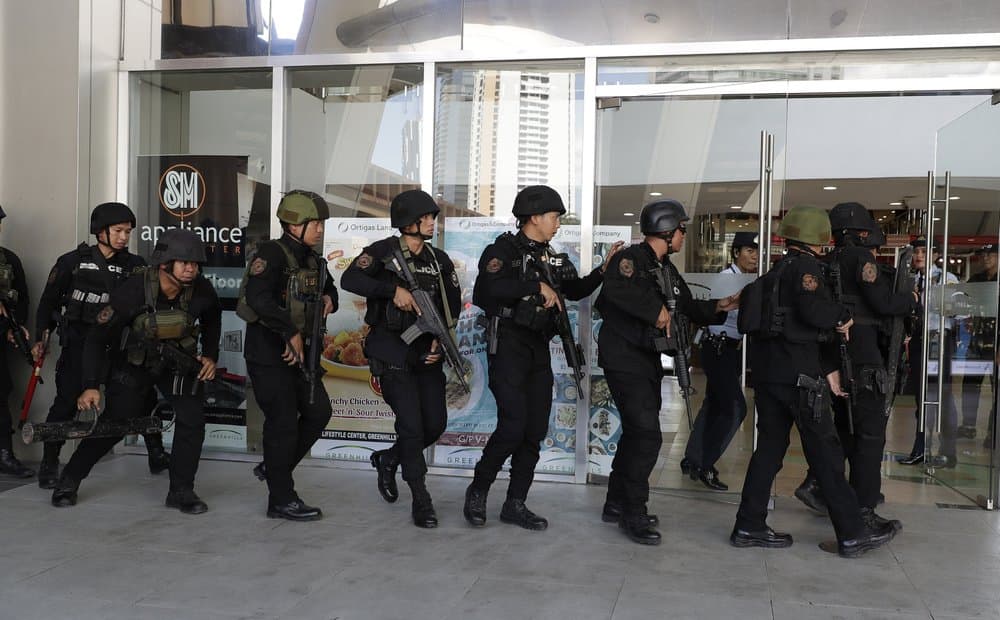DRÁMA: Harminc embert ejtett túszul egy bevásárlóközpontban egy elbocsátott biztonsági őr!