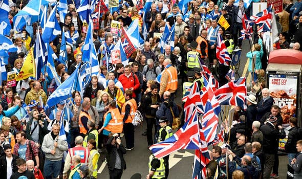 Húszezres tömegtüntetés volt Skóciában a függetlenségért