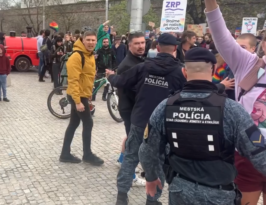 Matovič a telefonjával felvette, ahogy a parlamentnél összetűzésbe keveredett néhány ordítozó LMBTQ-s aktivistával (VIDEÓ)
