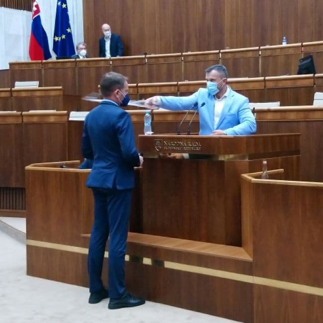 Mivel Matovičot a parlamentben arcon löttyintették vízzel, teremőröket szeretne a házelnök