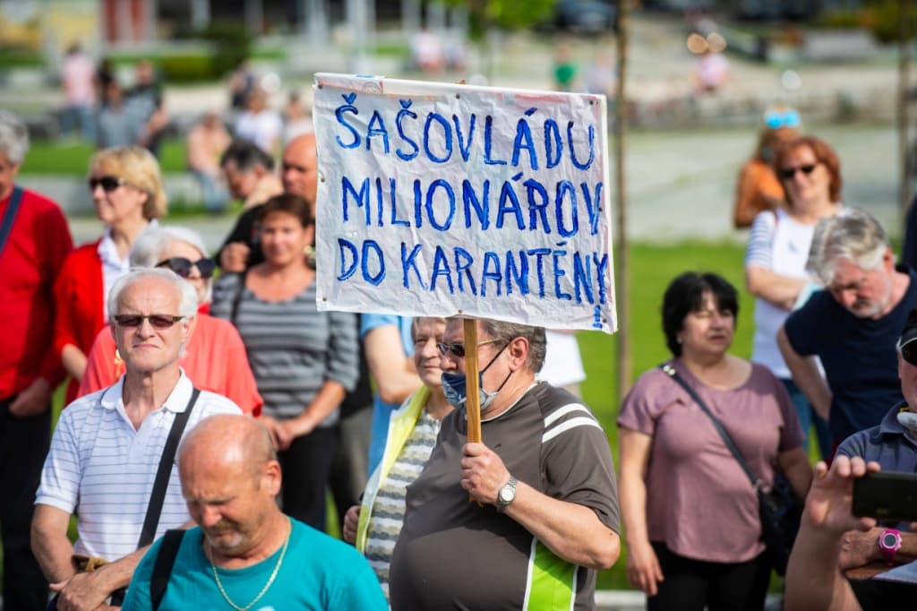 Matovič ellen tüntettek mintegy 200-an a kormányhivatal előtt
