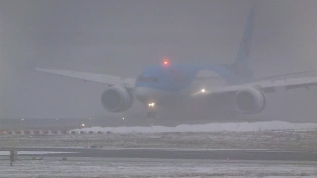Az erős havazás maitt leállították a közlekedést a Köln-Bonn nemzetközi repülőtéren