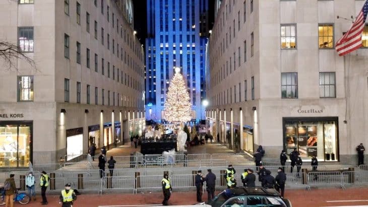 Felgyúltak a fények a New York-i Rockefeller Center karácsonyfáján (VIDEÓ)