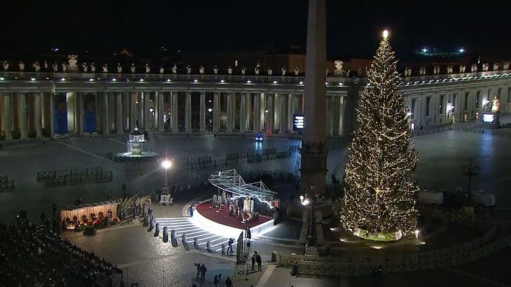 Felkapcsolták a fényeket a Vatikán karácsonyfáján