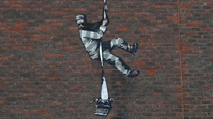 Banksy videóval mutatta be, ahogy a readingi fegyház falára festi a graffitit (VIDEÓ)