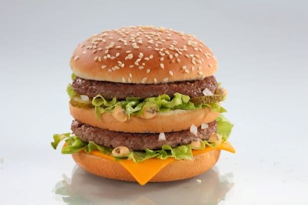 Guinness-rekordot állított fel a hamburgerfaló férfi - már több mint 32 ezer Big Macnél jár (VIDEÓ)