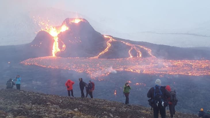 Lezárták az izlandi vulkánkitörés környékét a kíváncsiskodók miatt