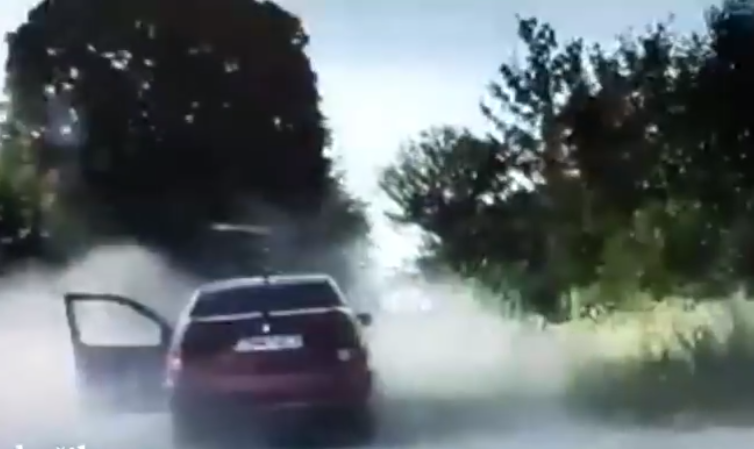 Előbb kocsival, majd futva próbált kereket oldani a bedrogozott autós – a bokrok között rátaláltak (videó)