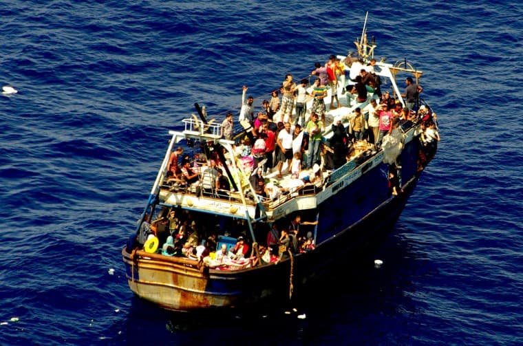 Újabb 1400 menekültet mentettek ki a Földközi-tengerből