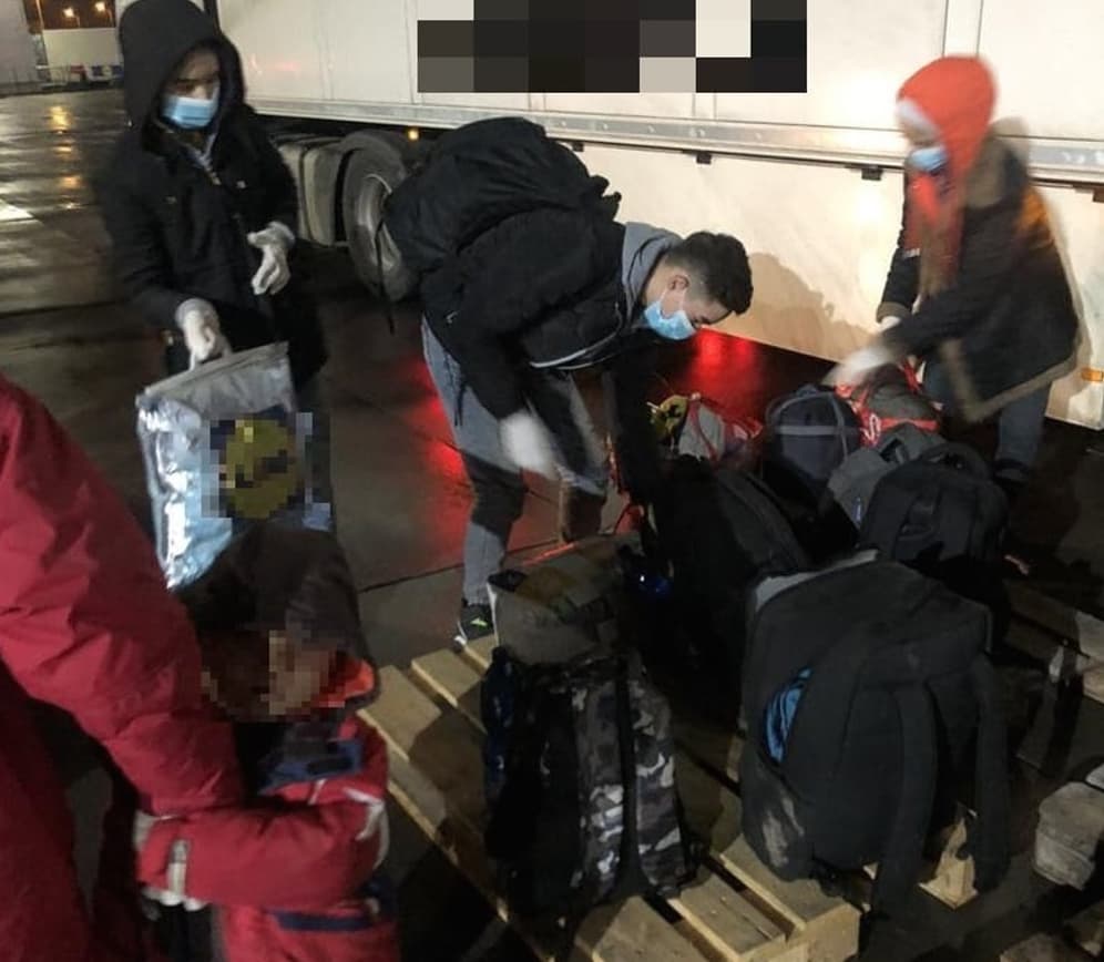 Tizenegy illegális migránst találtak egy kamion rakterében, gyermekek is voltak velük