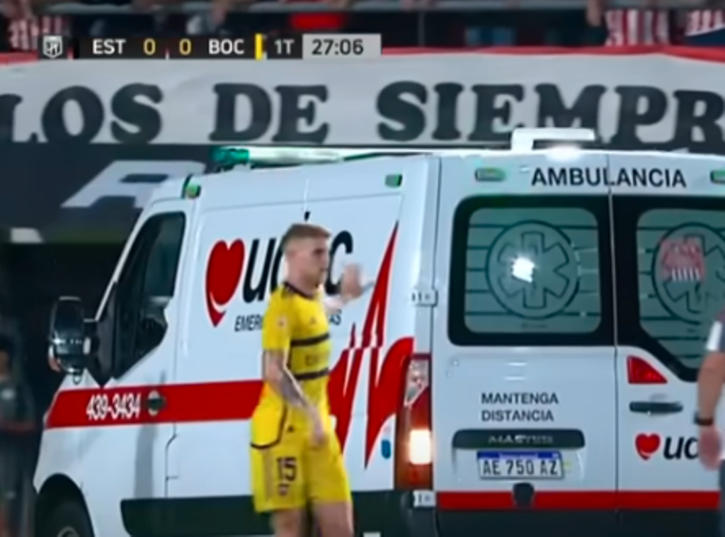 Mérkőzés közben összeesett a pályán, mentőautóval vitték el a válogatott labdarúgót (VIDEÓ)