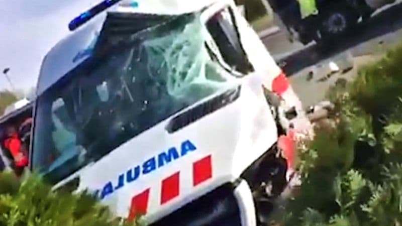 SÚLYOS BALESET: Frontálisan karambolozott egy mentő és egy mikrobusz!
