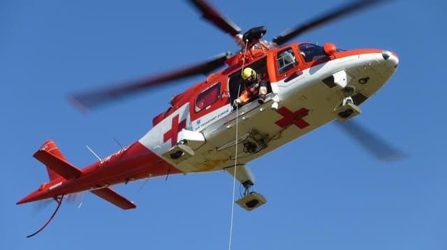 Föld temetett maga alá egy munkást, mentőhelikoptert riasztottak a helyszínre