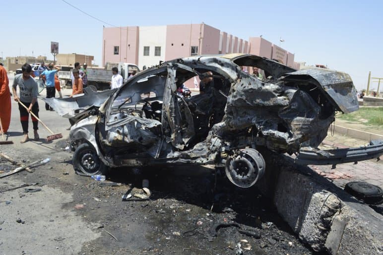 Autóba rejtett pokolgép robbant egy európai uniós konvoj mellett