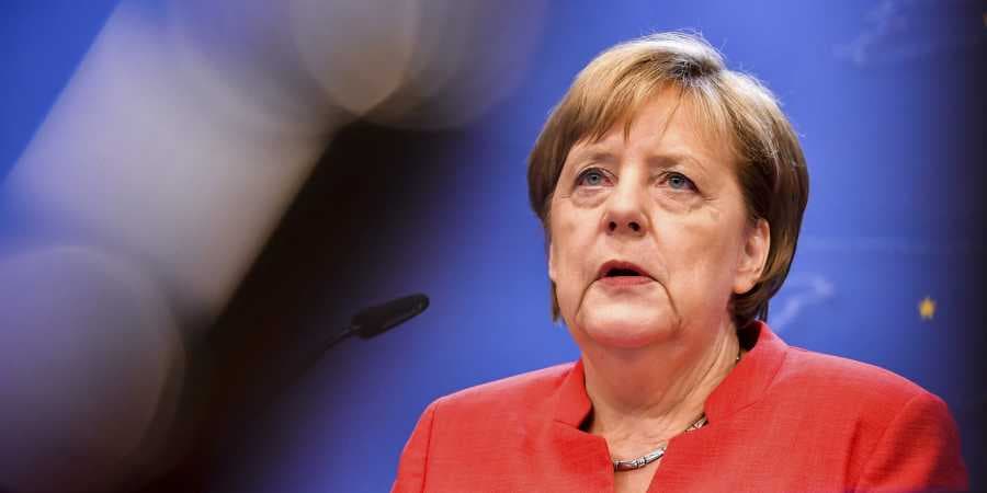 Belehajtott egy autó Angela Merkel hivatalának a kapujába