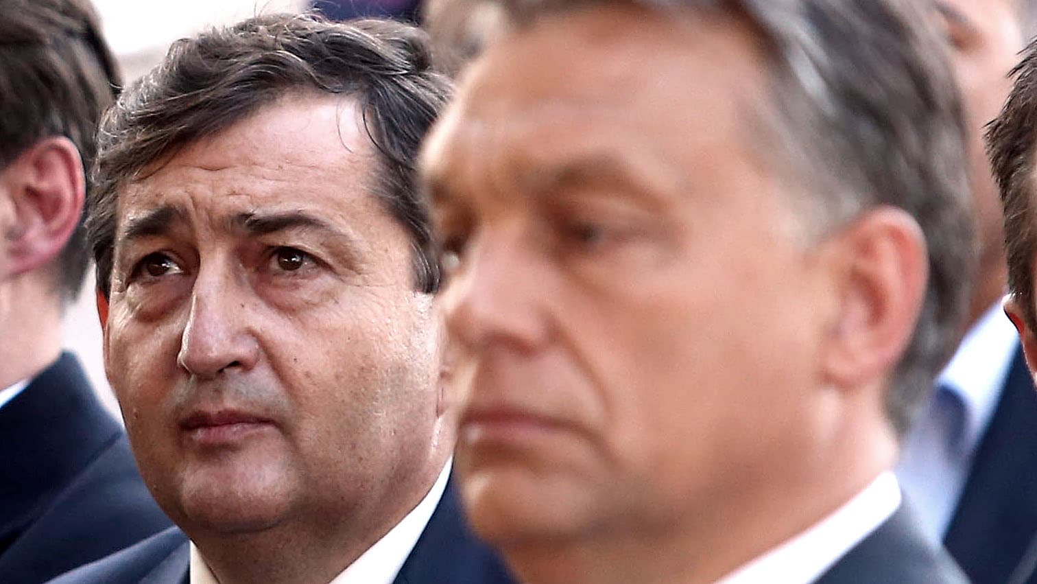 Bödőcs Tibor Mészáros Lőrincként szaval Orbán fülébe