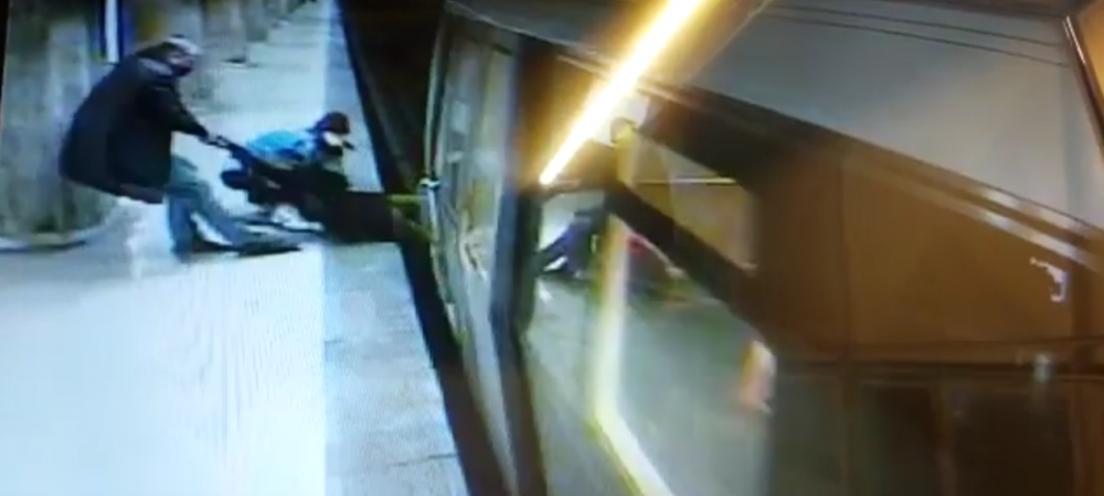 Vérfagyasztó: Hajszálon múlt, hogy nem gázolta halálra a nőt a metró (videó 18+)