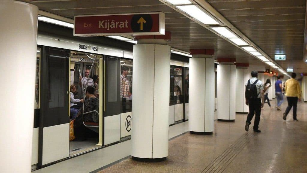 Meztelenül őrjöngött a budapesti 2-es metró alagútjában egy fiatal!
