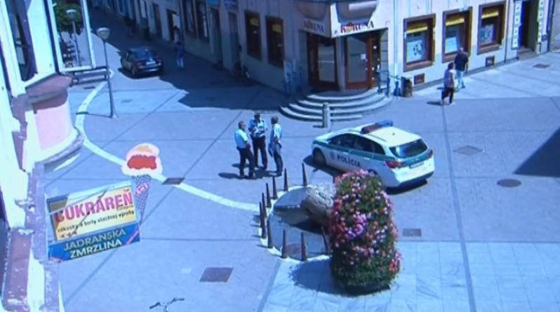 Fényes nappal pucérra vetkőzött egy fickó a város közepén, majd bepózolt a járókelőknek (videó)