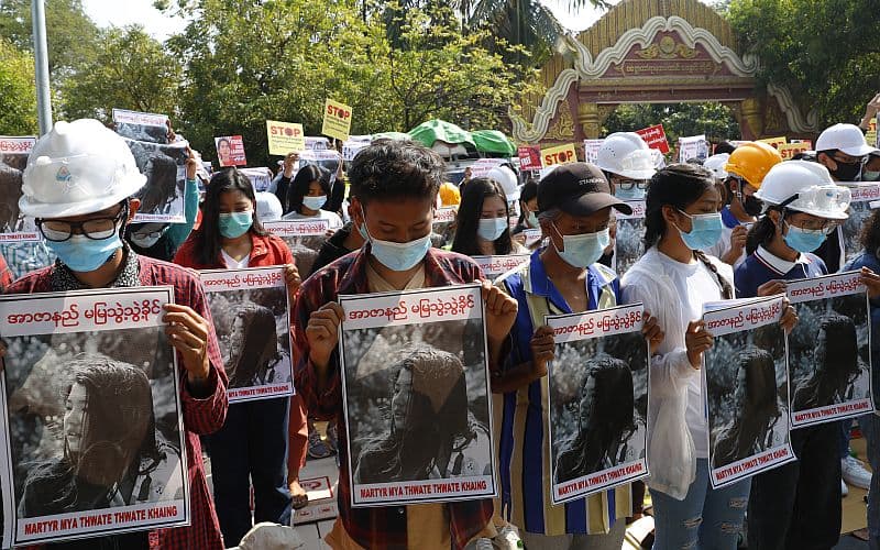 Átlépte a hétszázat a mianmari tüntetéssorozat halálos áldozatainak a száma