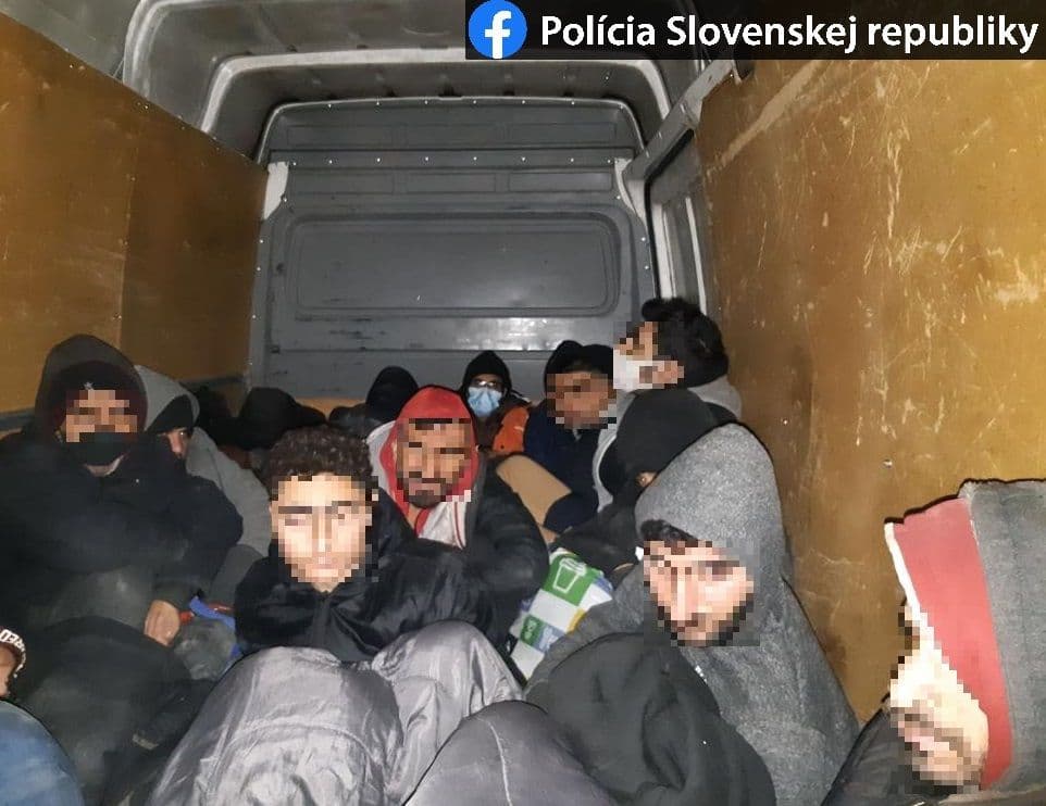 Megállították a rendőrök Dunacsúnynál a román sofőrt, 16 menekült fagyoskodott a raktérben