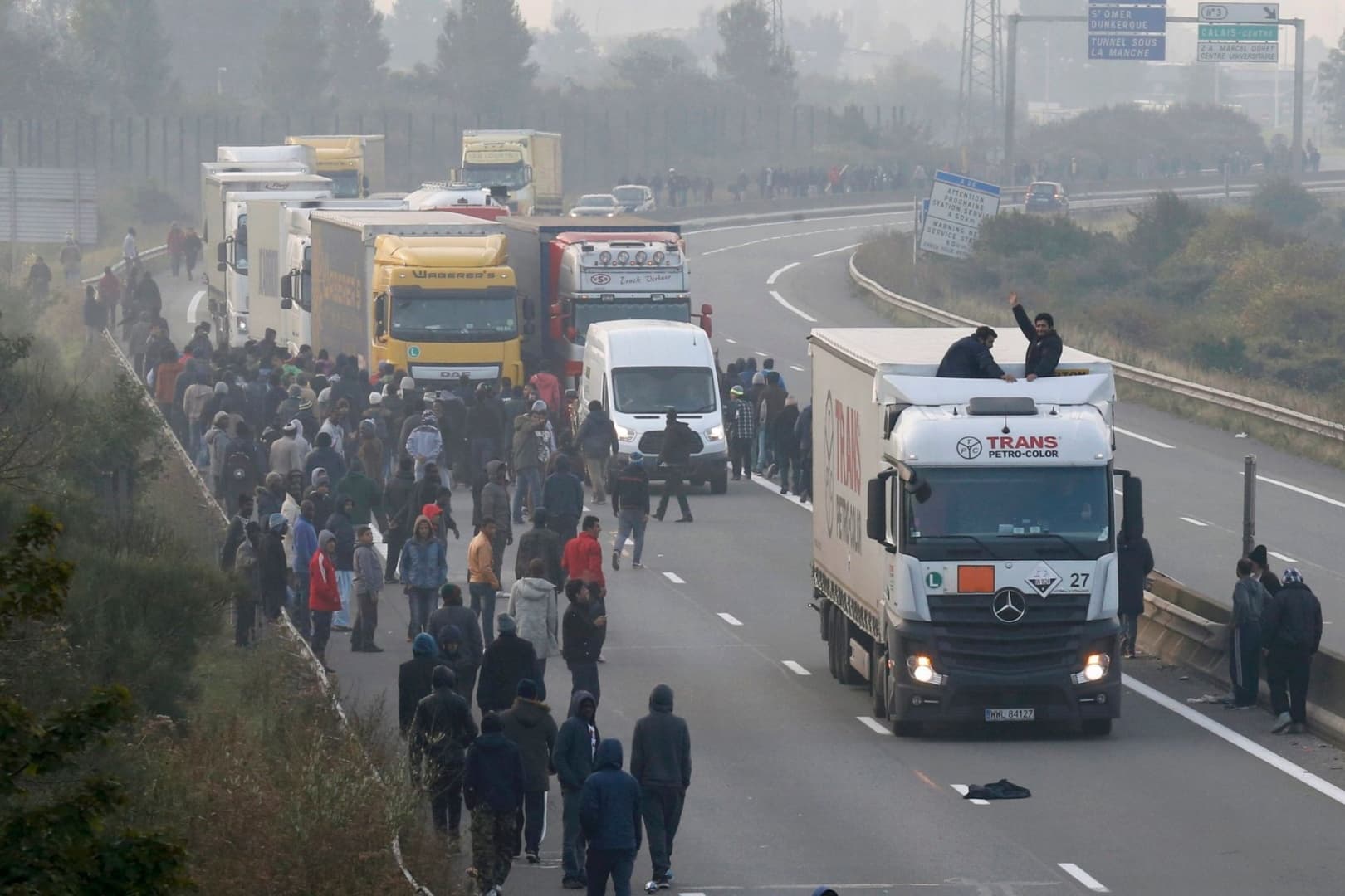 Migránsok támadtak egy magyar diákokat szállító kisbuszra, betörték az ablakát Calais-nál