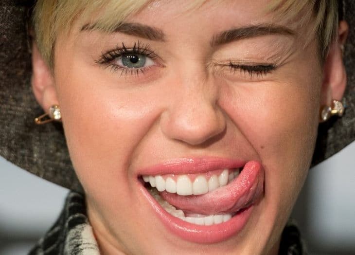 Miley Cyrus nagyot alakított újévi showján - leesett a felsője előadás közben (FOTÓ)