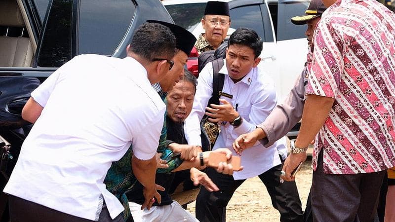 BRUTÁLIS: Megkéselték az indonéz igazságügyi és belbiztonsági minisztert – VIDEÓ 