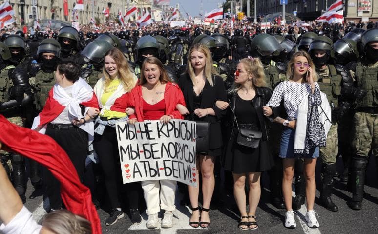 Fehérorosz válság - Több mint százezren tüntettek Minszkben a masszív karhatalmi jelenlét ellenére