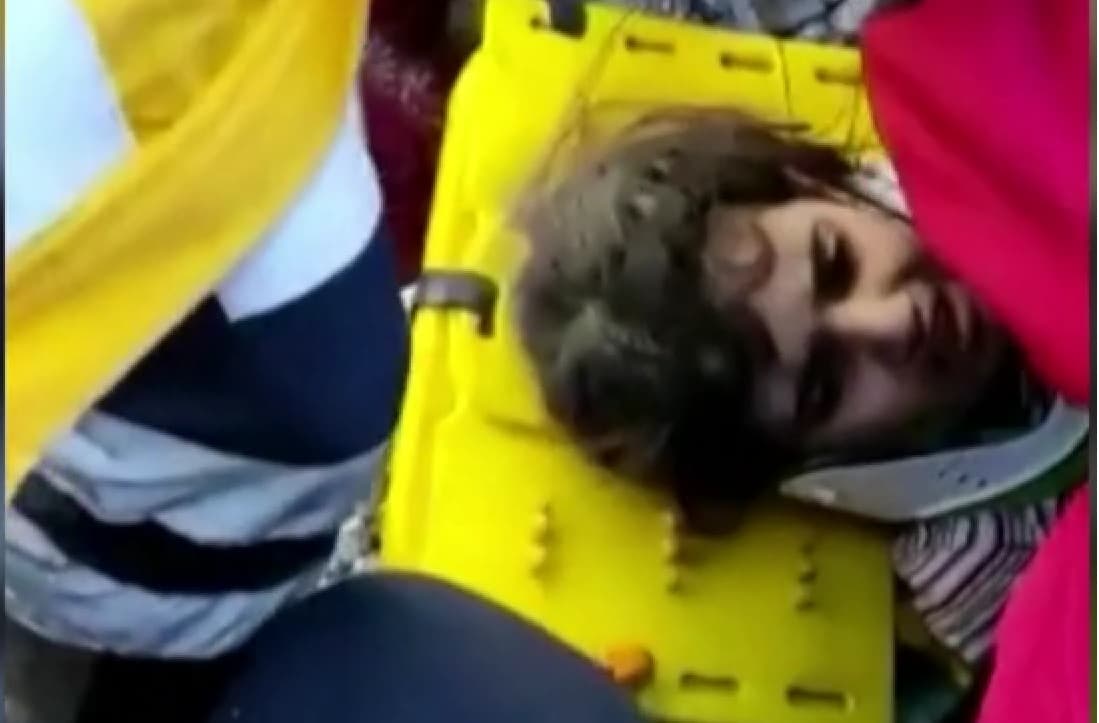 Szívszorító videón, ahogy kimentenek egy hatéves kislányt, aki 178 órán keresztül volt a romok alatt