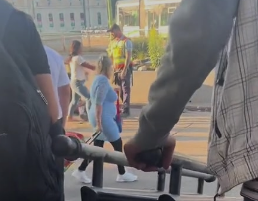 Kiterített egy férfit a vasúti biztonsági őr egy jobb egyenessel, majd a barátnőjét is kiütötte (VIDEÓ)