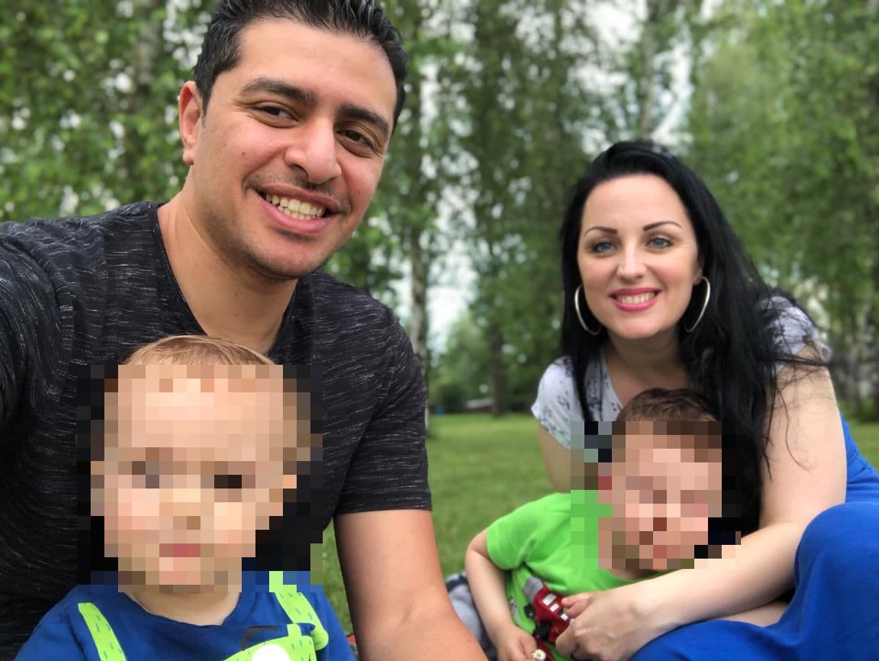 Hat éve él itt, két gyermeke is született szlovák feleségétől, de a SIS titkos jelentése miatt indoklás nélkül kiutasítják az arab apukát