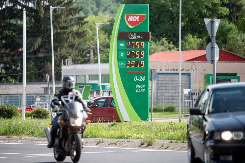Nem vicc: Már lopják a rendszámokat, hogy Magyarországon olcsóbban lehessen tankolni