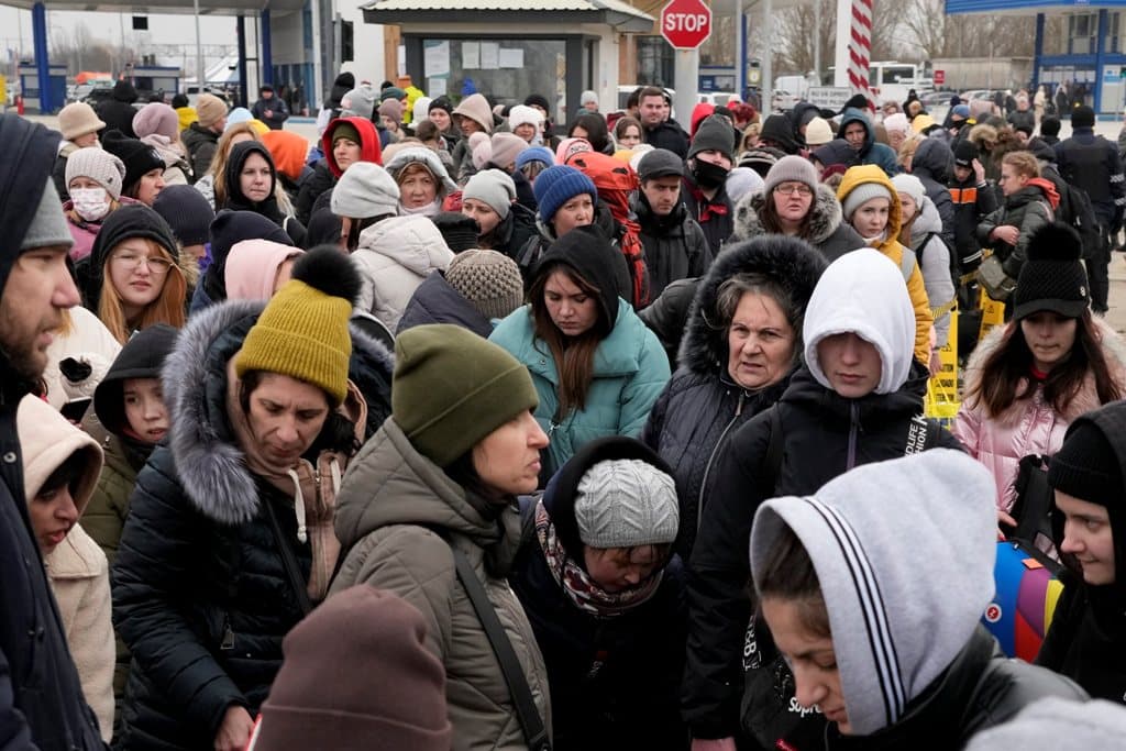 Már több mint 140 ezren menekültek Szlovákiába Ukrajnából, csak az elmúlt 24 órában 12 ezren érkeztek