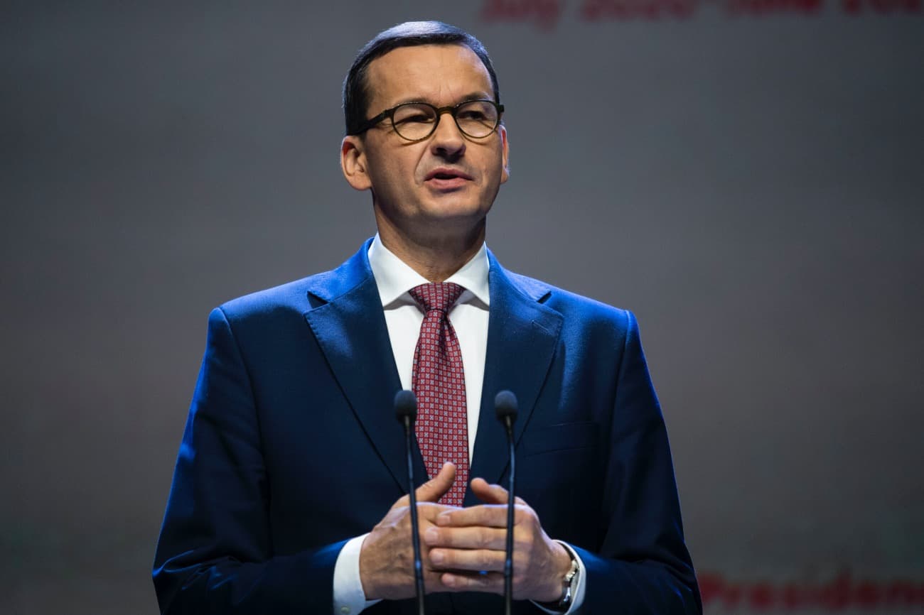 Negatív lett a lengyel kormányfő vírustesztje, de azért karanténban marad