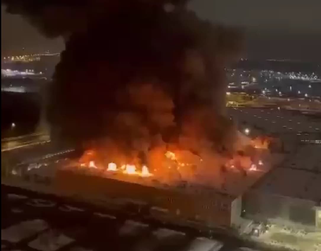Videón a pillanat, mikor felrobban egy bevásárlóközpont Moszkva közelében