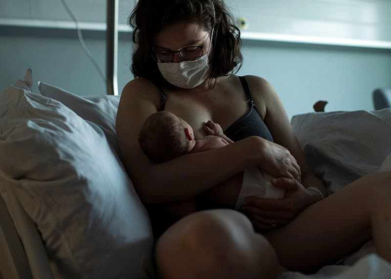 Nem kell abbahagyniuk a szoptatást az mRNS-vakcinával oltott anyáknak egy kutatás szerint 