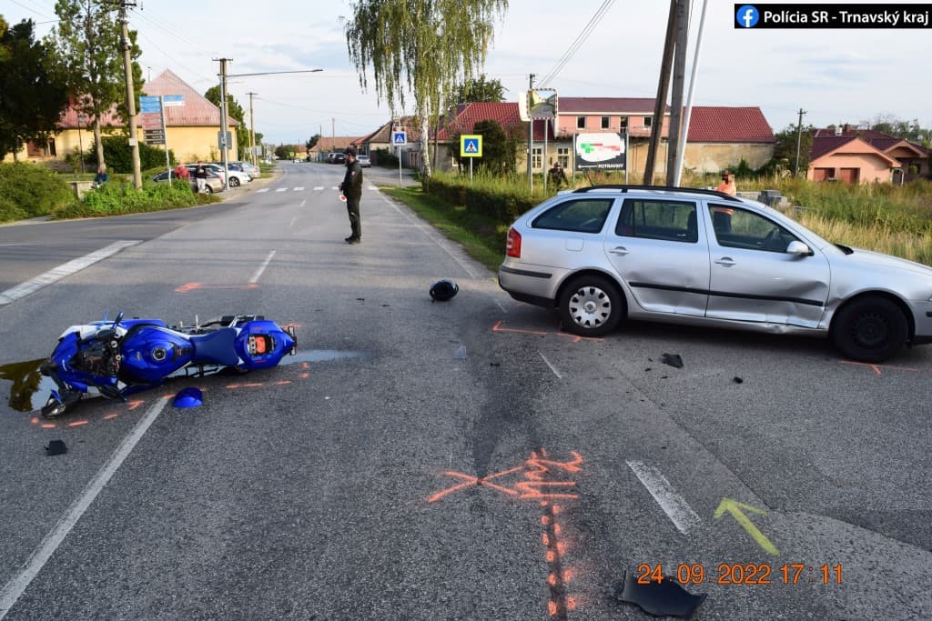 SÚLYOS BALESET: Kihajtott az Octavia a motoros elé, aki emiatt összetörte magát!
