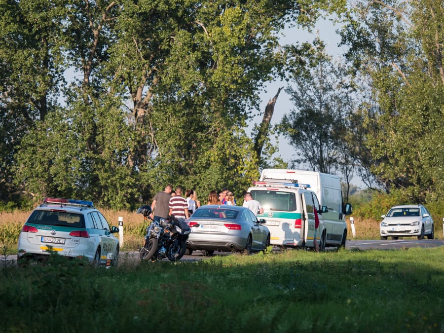 SÚLYOS BALESET: Motoros ütközött személyautóval Nagyudvarnok és Dunatőkés között
