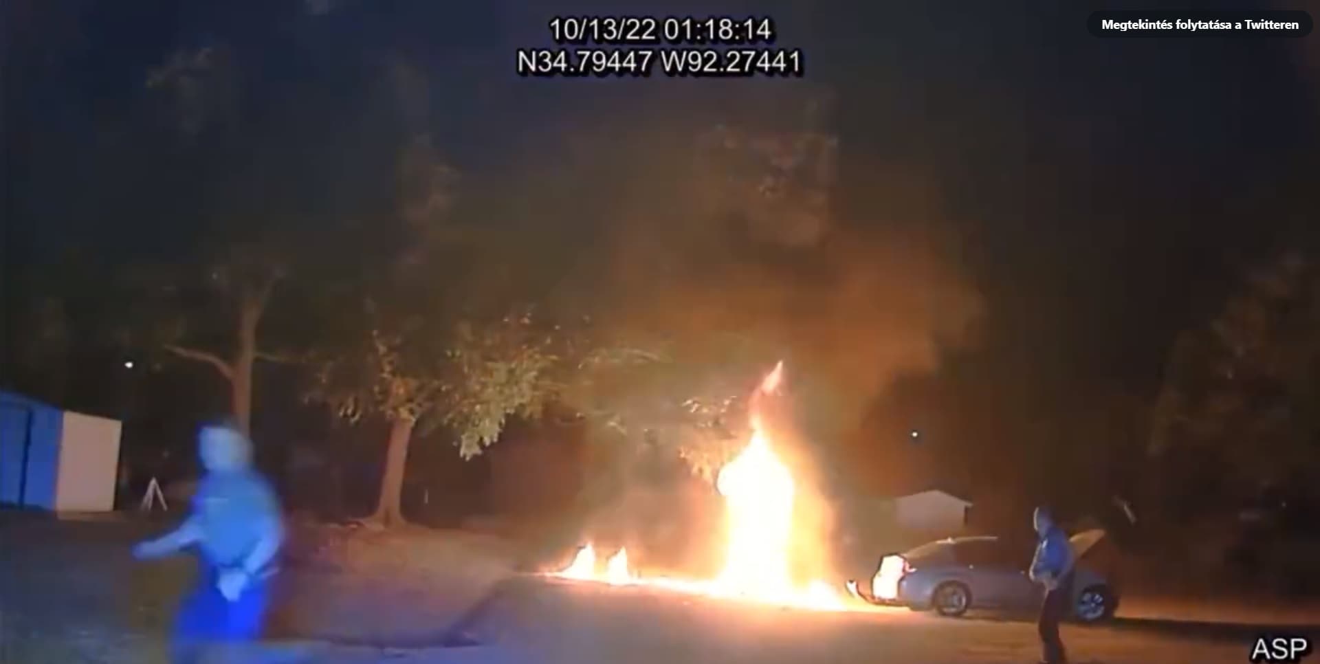 Lángra lobbant a motoros, miután a rendőrök meglőtték egy sokkolóval (+VIDEÓ)