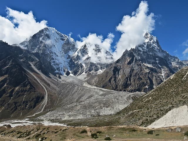 Tele van szeméttel a Mount Everest kínai oldala - lezárták az alaptábort a turisták elől