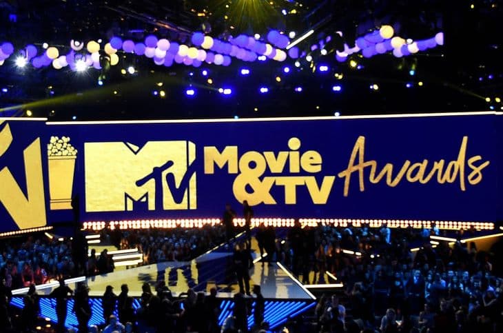 Rege-Jean Page és Chadwick Boseman is elnyerte az Arany Popkorn-díjat az MTV-gálán