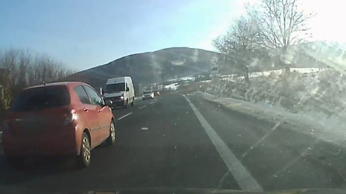Idegtépő videón, ahogy a fáradt sofőr veszélyezteti a többi autóst