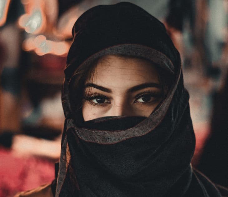 Iránban szigorítanak a fejkendő-viselési szabályokat megszegők büntetésén