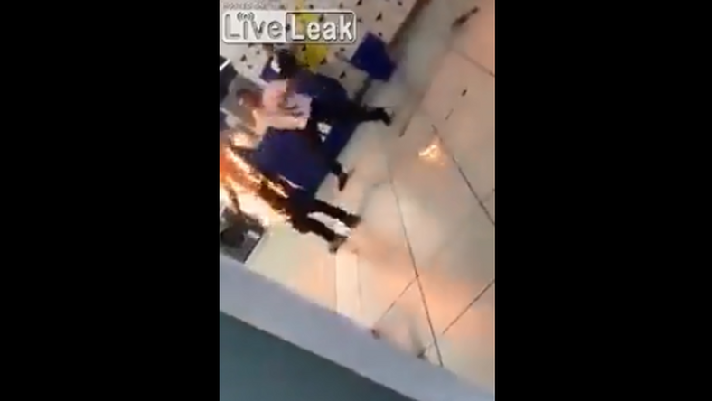 BRUTÁL: Felgyújtotta magát egy férfi a plázában (videó) 18+