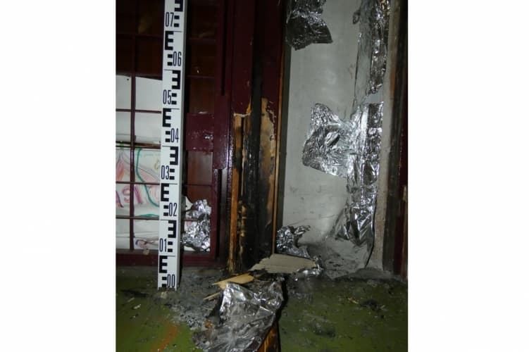 Nem tudott bejutni a saját lakásába az elhagyott kulcsai miatt, ezért felgyújtotta az ajtófélfát egy nő Magyarországon
