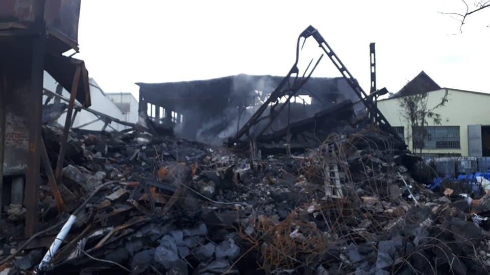 Válságstáb Nagyszombatban: még 12 tűzoltó küzd a lángokkal 