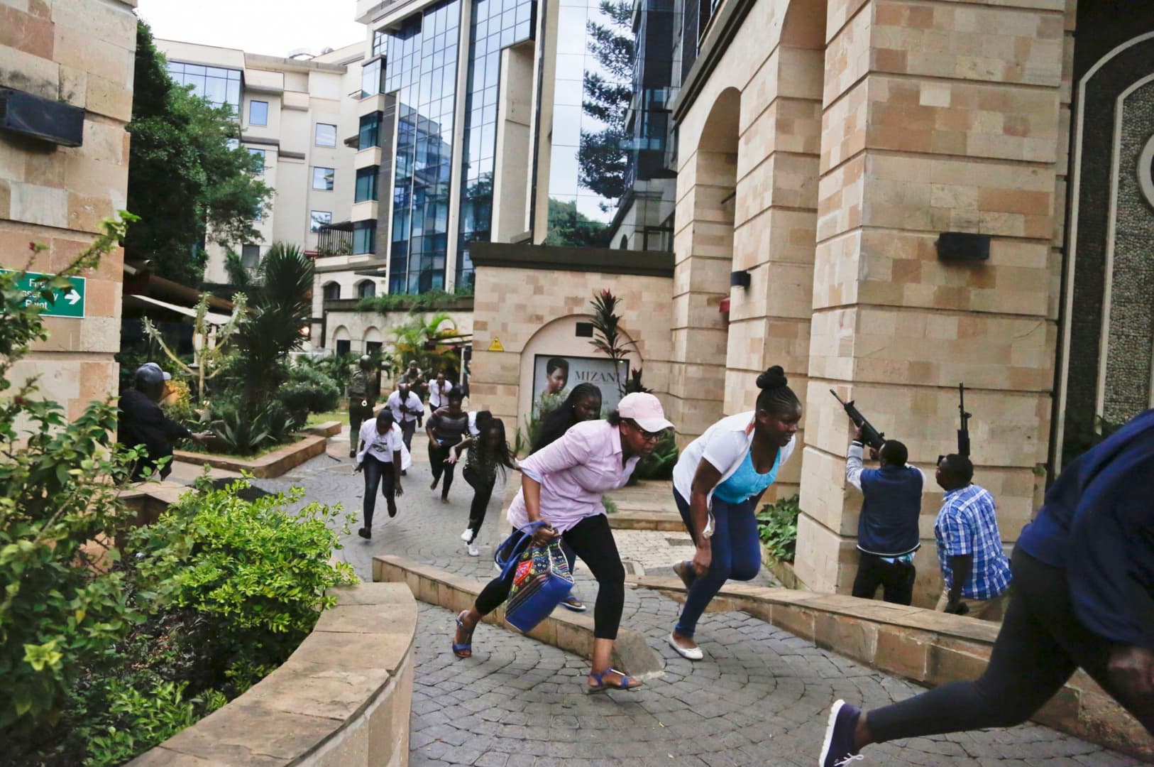 Robbantottak és lőttek Nairobiban a terrortámadás helyszínén